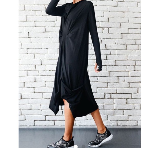 Black Oversized Maxi Dress w/ Thumb Holes - Picture 7 of 8